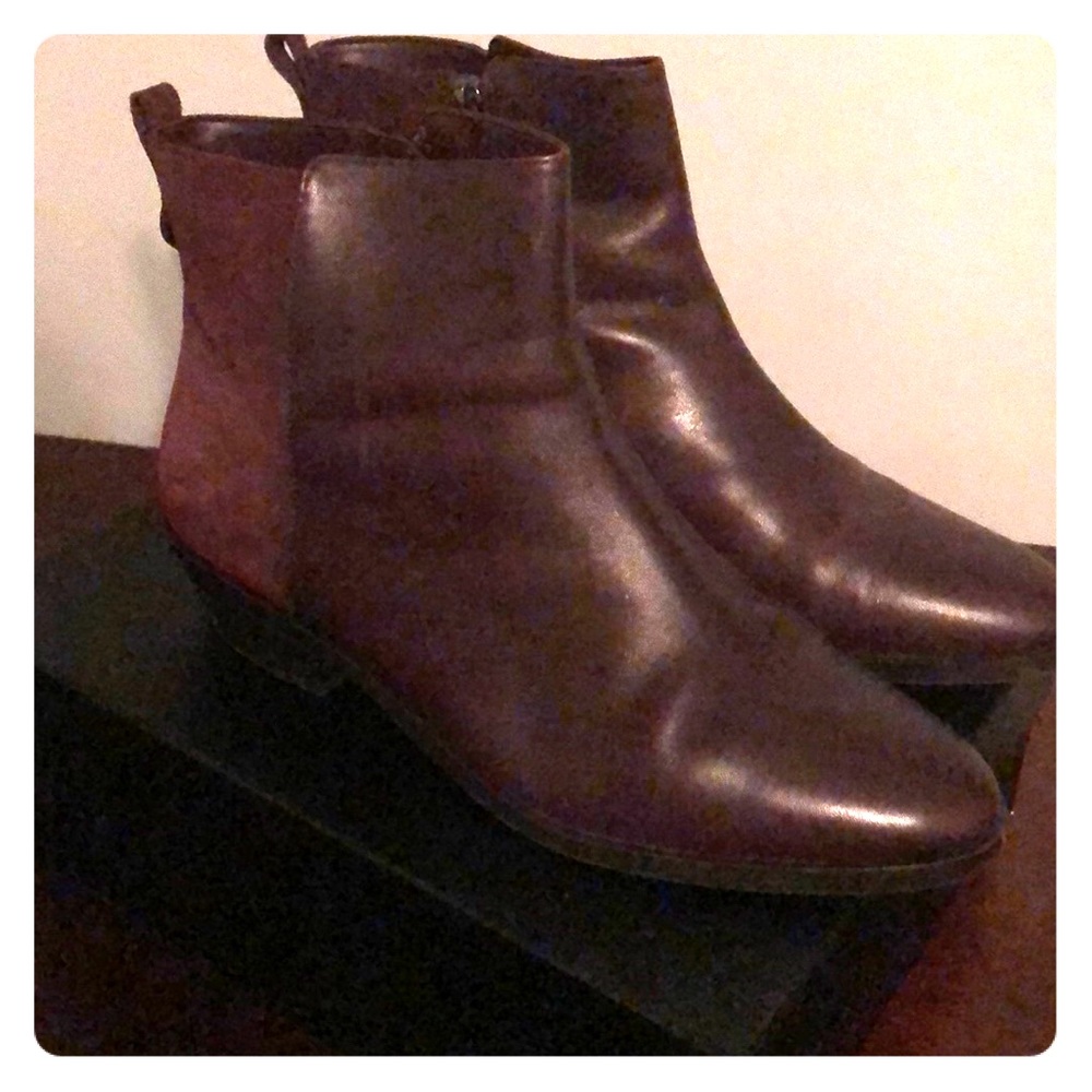 Burgundy ankle booties. Two tone.